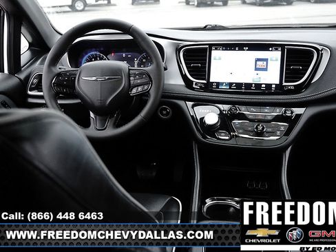 Used 2025 Chrysler Pacifica Limited image 14