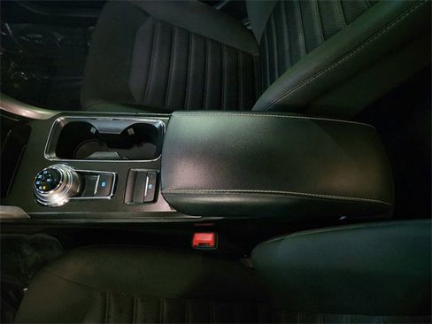 Used 2018 Ford Fusion SE w/ Fusion SE Technology Package image 11