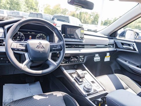 New 2025 Mitsubishi Outlander ES image 15