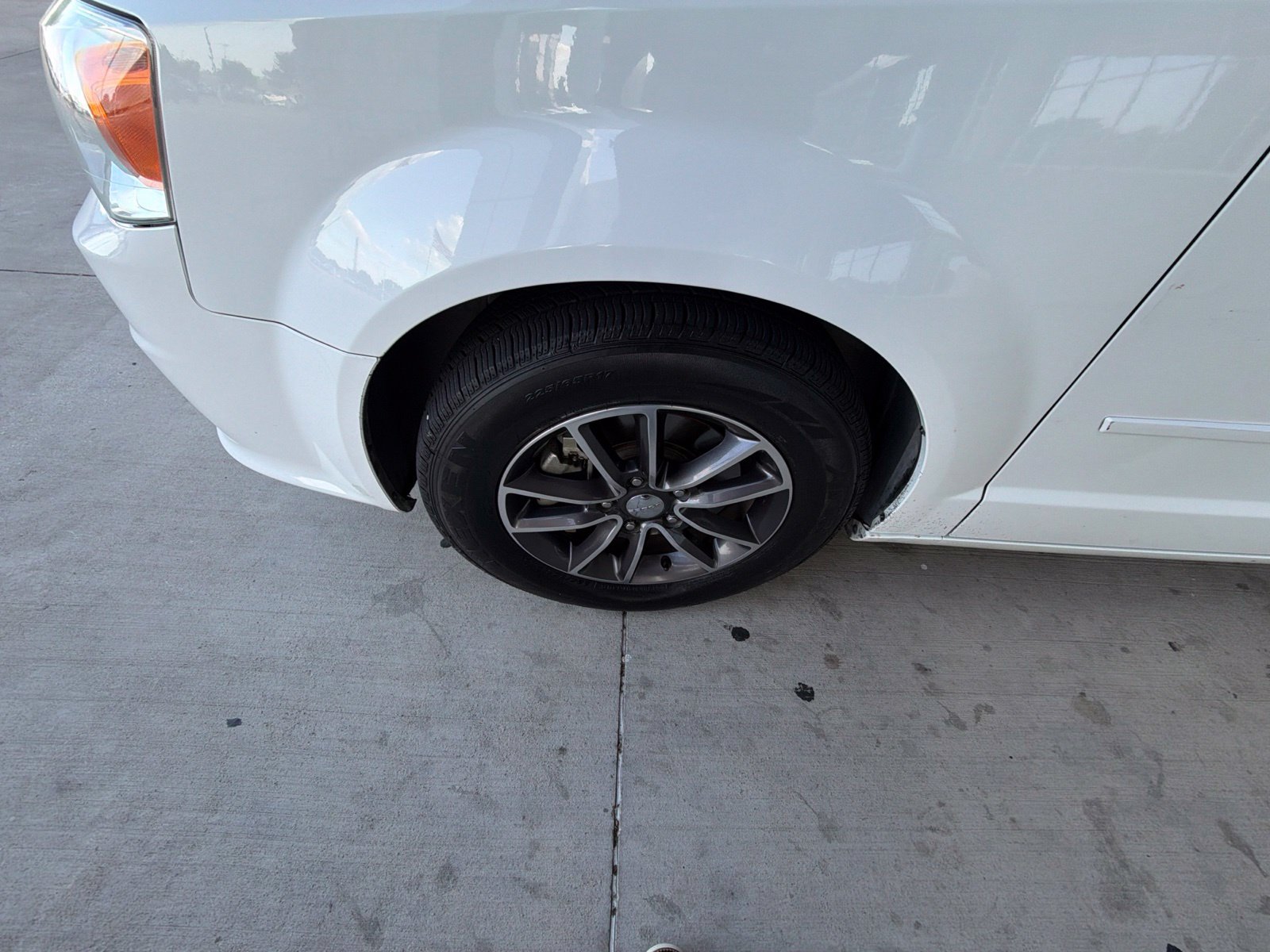 Used 2017 Dodge Grand Caravan SXT FWD image 2
