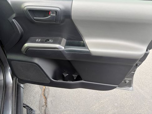 Used 2020 Toyota Tacoma SR5 RWD image 27