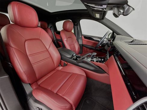Used 2022 Porsche Cayenne Coupe image 32