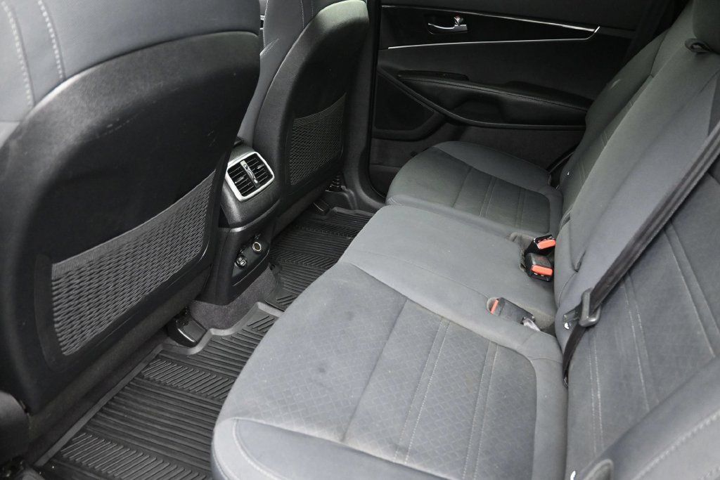 Used 2016 Kia Sorento FWD image 12