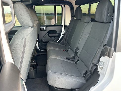 New 2025 Jeep Gladiator Sport image 21