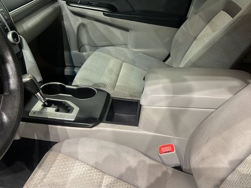 Used 2014 Toyota Camry L image 26