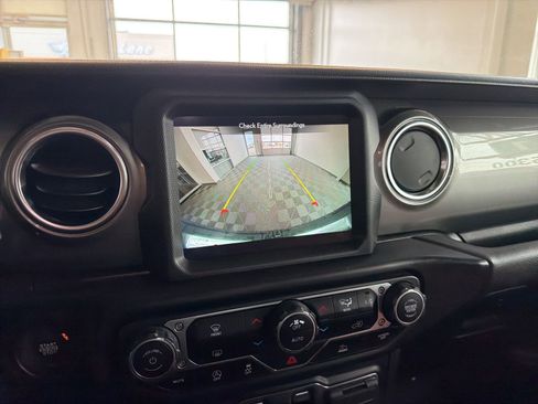 Used 2021 Jeep Wrangler Unlimited Sahara w/ Uconnect 4C Nav & Sound Group AWD/4WD image 28