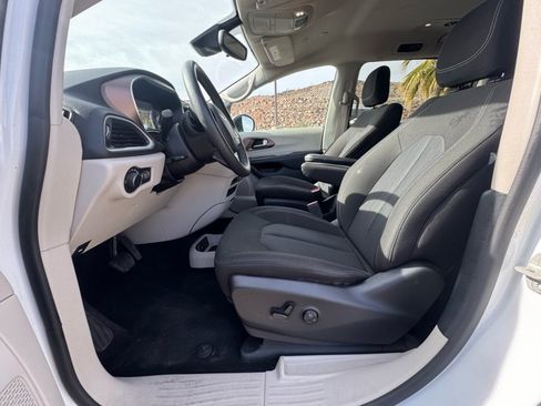 Used 2023 Chrysler Voyager LX image 9