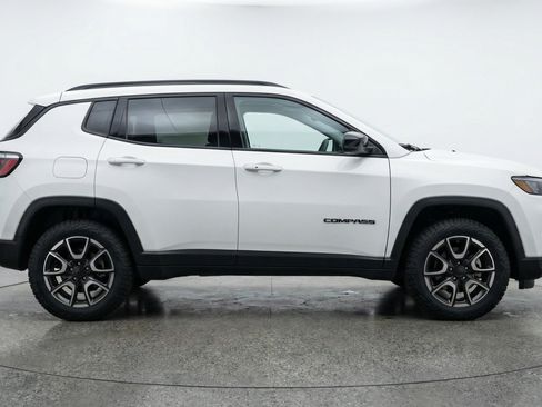 Used 2025 Jeep Compass Trailhawk image 11