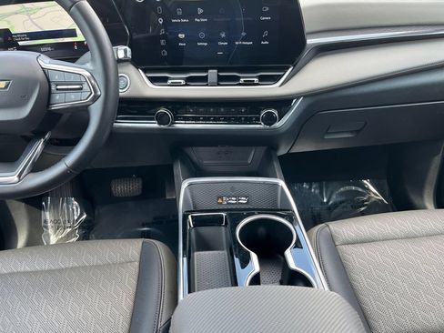 Used 2025 Chevrolet Equinox LT w/ Convenience Package II AWD/4WD image 11