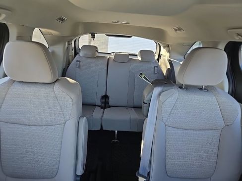 Used 2023 Toyota Sienna LE image 10