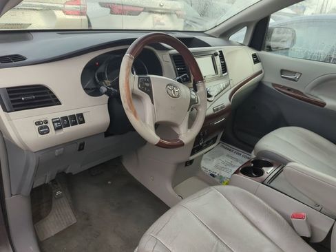 Used 2014 Toyota Sienna Limited image 7