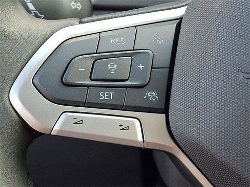 New 2025 Volkswagen Taos SE image 18