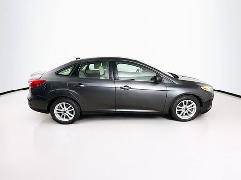 Used 2018 Ford Focus SE FWD image 2