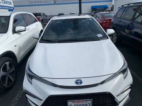 Used 2024 Toyota Corolla SE w/ SE Package FWD image 3