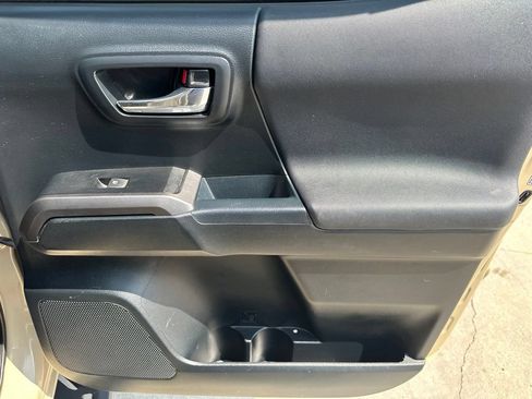 Used 2017 Toyota Tacoma TRD Off-Road w/ Premium & Technology Package AWD/4WD image 24