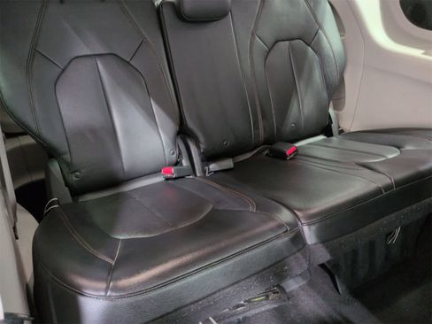 Certified 2017 Chrysler Pacifica Touring-L Plus image 39