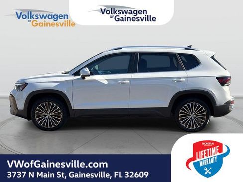 Used 2025 Volkswagen Taos SE FWD image 7