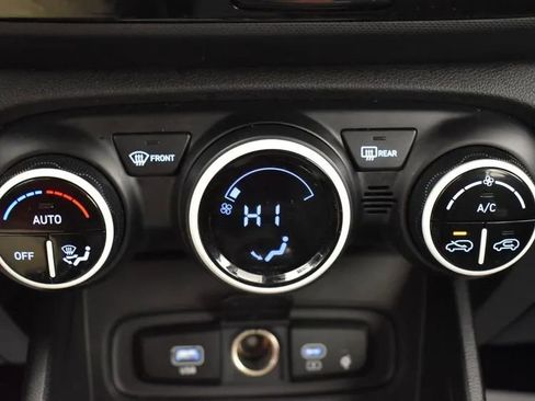 Used 2025 Hyundai Venue Limited image 33