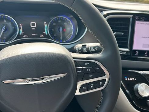 Used 2024 Chrysler Pacifica Touring-L FWD image 19