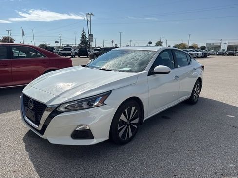 Used 2022 Nissan Altima 2.5 SV w/ SV Premium Package image 2