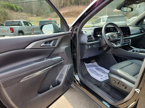 Used 2025 Chevrolet Traverse LT image 20