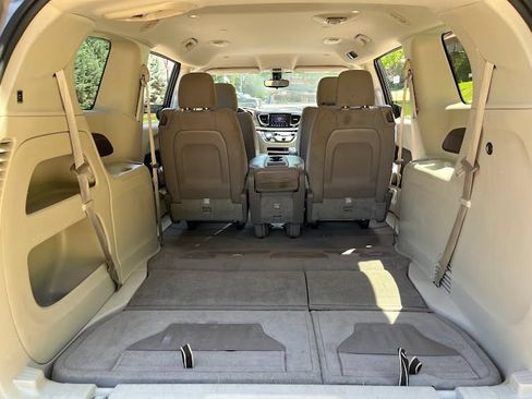 Used 2017 Chrysler Pacifica Touring FWD image 46