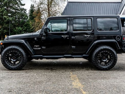 Used 2018 Jeep Wrangler Unlimited Sahara w/ Connectivity Group AWD/4WD image 23