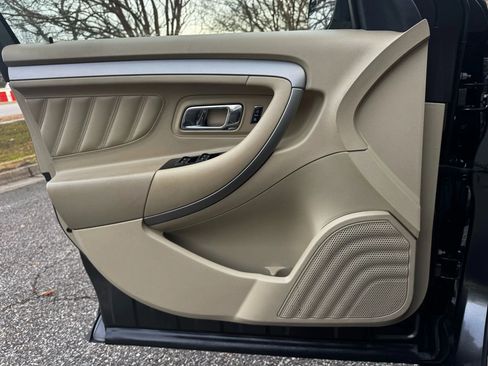 Used 2017 Ford Taurus SE image 9