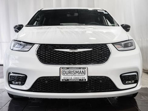 New 2026 Chrysler Pacifica Select image 2