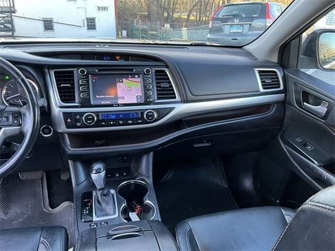 Used 2015 Toyota Highlander XLE image 26