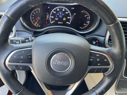 Used 2019 Jeep Grand Cherokee Laredo AWD/4WD image 12