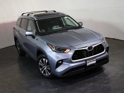 Used 2024 Toyota Highlander XLE AWD/4WD image 7
