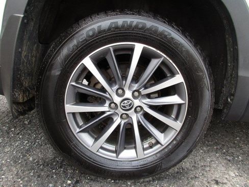 Used 2019 Toyota Highlander XLE AWD/4WD image 16