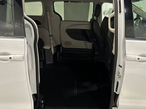 Used 2023 Chrysler Pacifica Touring-L FWD image 31