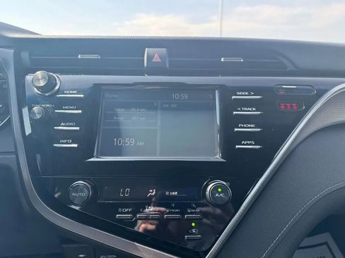 Used 2018 Toyota Camry SE image 27