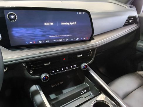 Used 2025 Chevrolet Suburban Z71 image 21