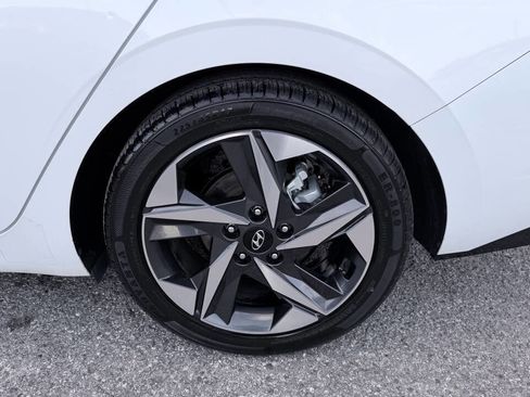 Used 2022 Hyundai Elantra SEL w/ Convenience + Premium Package FWD image 9