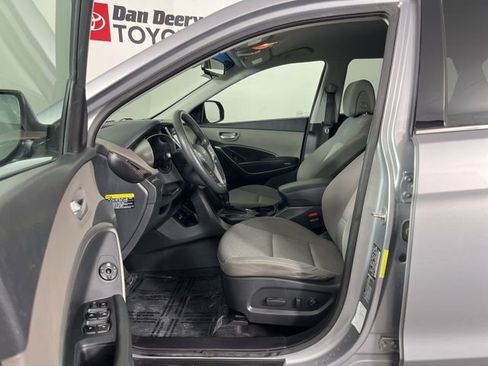 Used 2018 Hyundai Santa Fe SE image 3