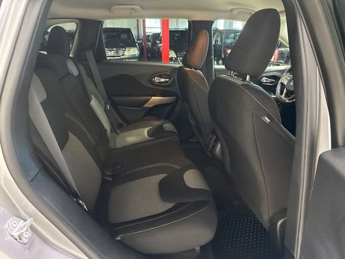 Used 2018 Jeep Cherokee Latitude w/ Cold Weather Group AWD/4WD image 30