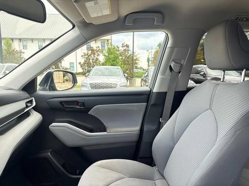 Used 2021 Toyota Highlander L FWD image 20