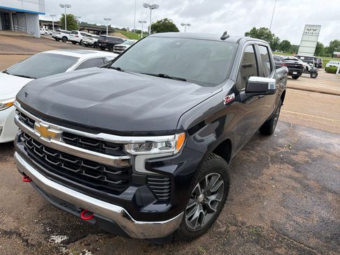 Used 2022 Chevrolet Silverado 1500 LT w/ Z71 Off-Road Package AWD/4WD image 6