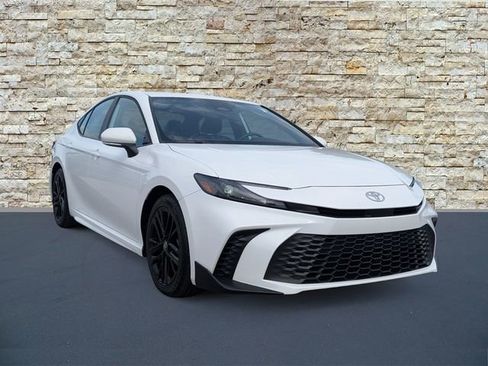 Used 2025 Toyota Camry SE FWD image 1