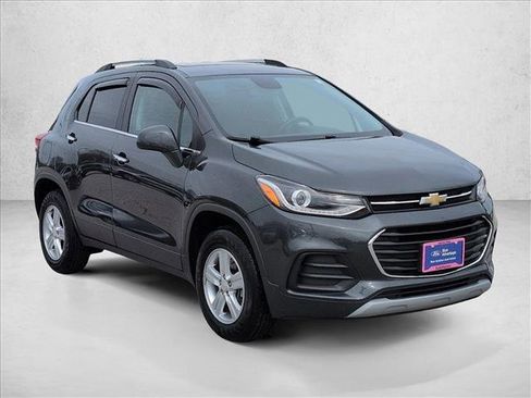 Used 2020 Chevrolet Trax LT w/ Sun & Sound Package AWD/4WD image 3