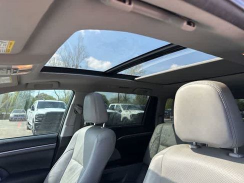 Used 2017 Toyota Highlander Limited Platinum image 7