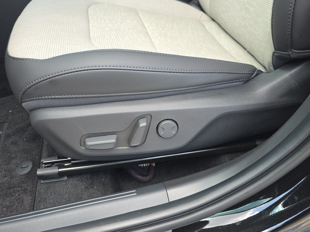 New 2026 Kia Niro SX Touring FWD image 21