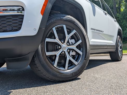 Used 2024 Jeep Grand Cherokee Limited w/ Luxury Tech Group II RWD image 36