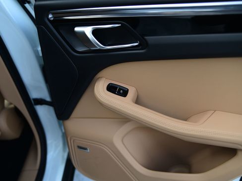 Certified 2025 Porsche Macan image 20