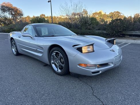 Used 2001 Chevrolet Corvette Coupe w/ Preferred Equipment Group1 image 16