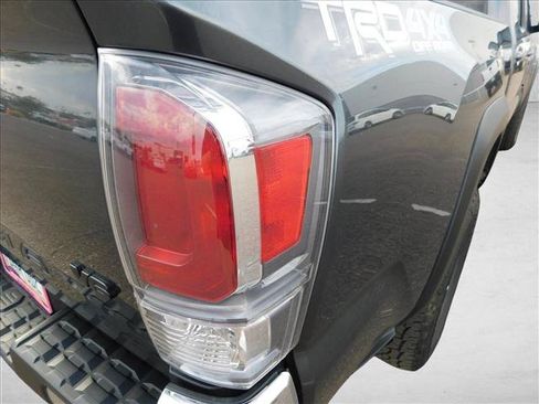 Used 2022 Toyota Tacoma TRD Off-Road AWD/4WD image 5