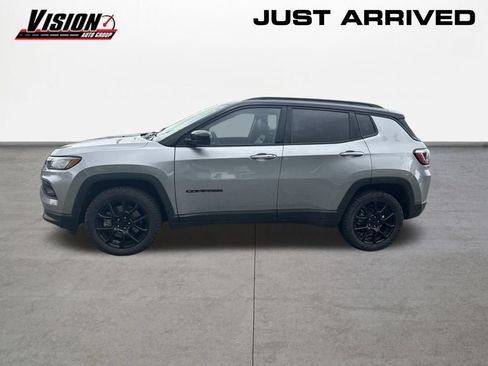 Used 2023 Jeep Compass Latitude w/ Convenience Group AWD/4WD image 2